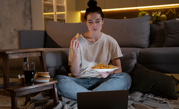 Is It Bad to Eat Late at Night? Risks, Digestion & Sleep 